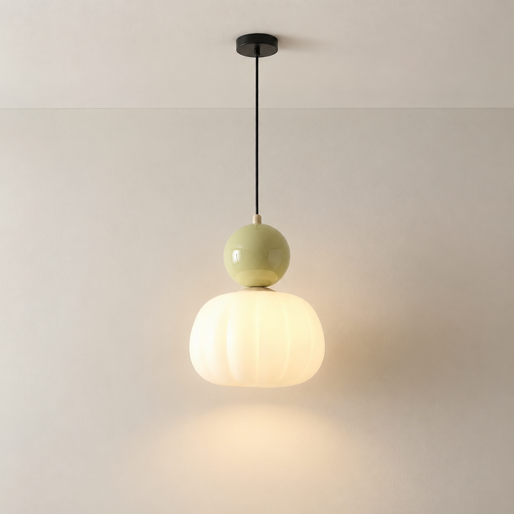 Enkele hanglamp met lichtgroene bol en geribbelde witte kap aan een zwarte plafondplaat 4