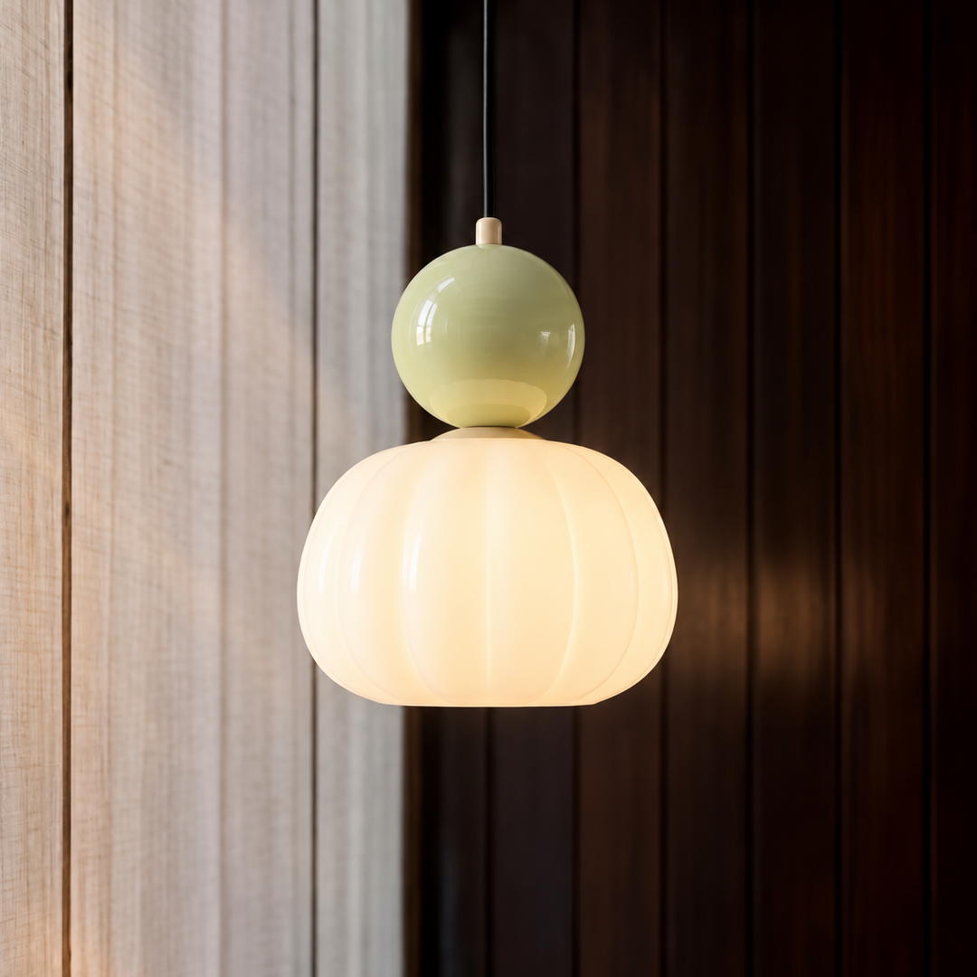 Detail van een brandende hanglamp met geribbelde witte kap en lichtgroene bol voor houten wandpanelen 2