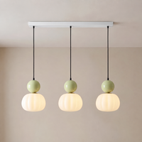 Driedelige hanglamp met drie lichtgroene bollen en geribbelde witte kappen aan een witte langwerpige plafondplaat 8