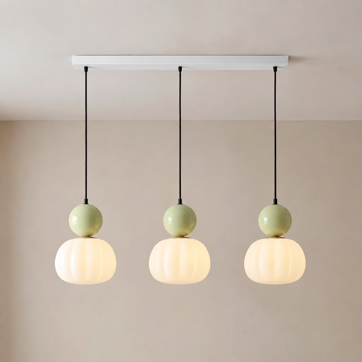 Driedelige hanglamp met drie lichtgroene bollen en geribbelde witte kappen aan een witte langwerpige plafondplaat 8