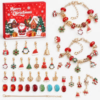 Gouden uitvoering met rode doos, twee armbanden, pinguïn-, kerstmuts- en sneeuwvlokbedels, gekleurde kralen en een extra losse armbandketting. 10