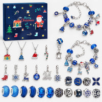 Donkerblauwe uitvoering met kerstmannetjesdoos, twee blauwe armbanden, drie kettingen en bedels van kerstboom, rendier, sneeuwvlok en kralen. 11