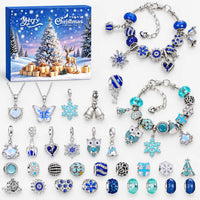 Blauwe uitvoering: kartonnen doos met winters kerstbos, twee blauwe armbanden, twee kettingen en alle losse bedels en kralen uitgestald. 2