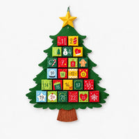 Voorkant van de vilten kerstboomkalender met kleurrijke vakjes van 1 tot 24 en een gele ster, vrijstaand tegen een witte achtergrond. 2