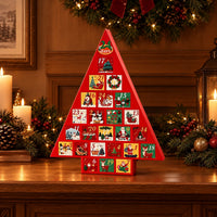 Rode driehoekige adventskalender met gekleurde vakjes op een houten schouw, omringd door kaarsen, dennentakken, kerstballen en een lantaarn. 1
