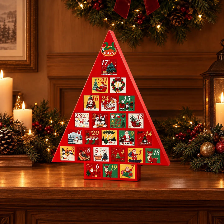 Rode driehoekige adventskalender met gekleurde vakjes op een houten schouw, omringd door kaarsen, dennentakken, kerstballen en een lantaarn. 1