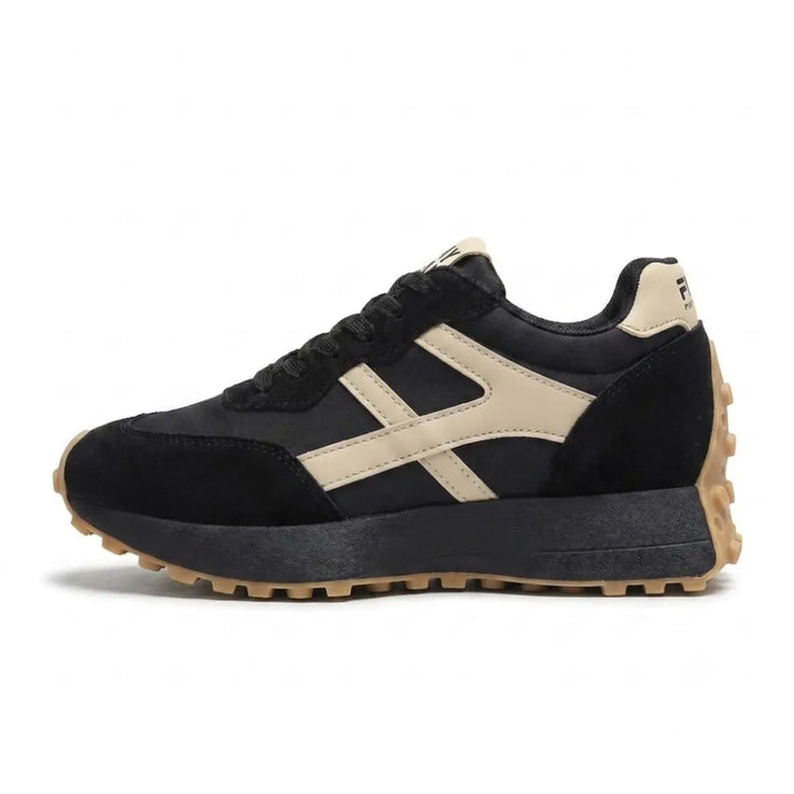 Zwarte sneaker met beige zijstreep, zijaanzicht met zwarte plateauzool en bruine noppenrand 16