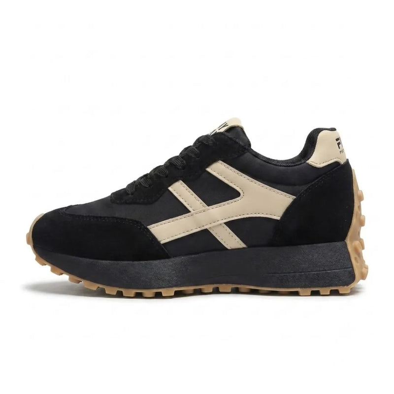 Zwarte sneaker met beige zijstreep, zijaanzicht met zwarte plateauzool en bruine noppenrand 16