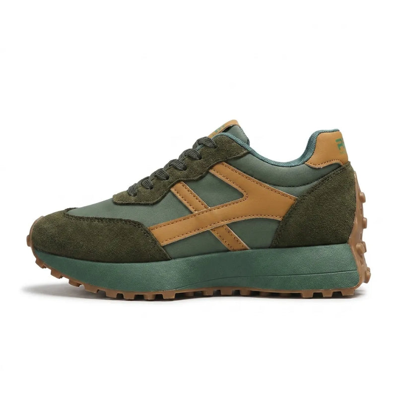 Groene sneaker met okergele zijstreep, zijaanzicht met groene plateauzool en bruine noppenzool 11