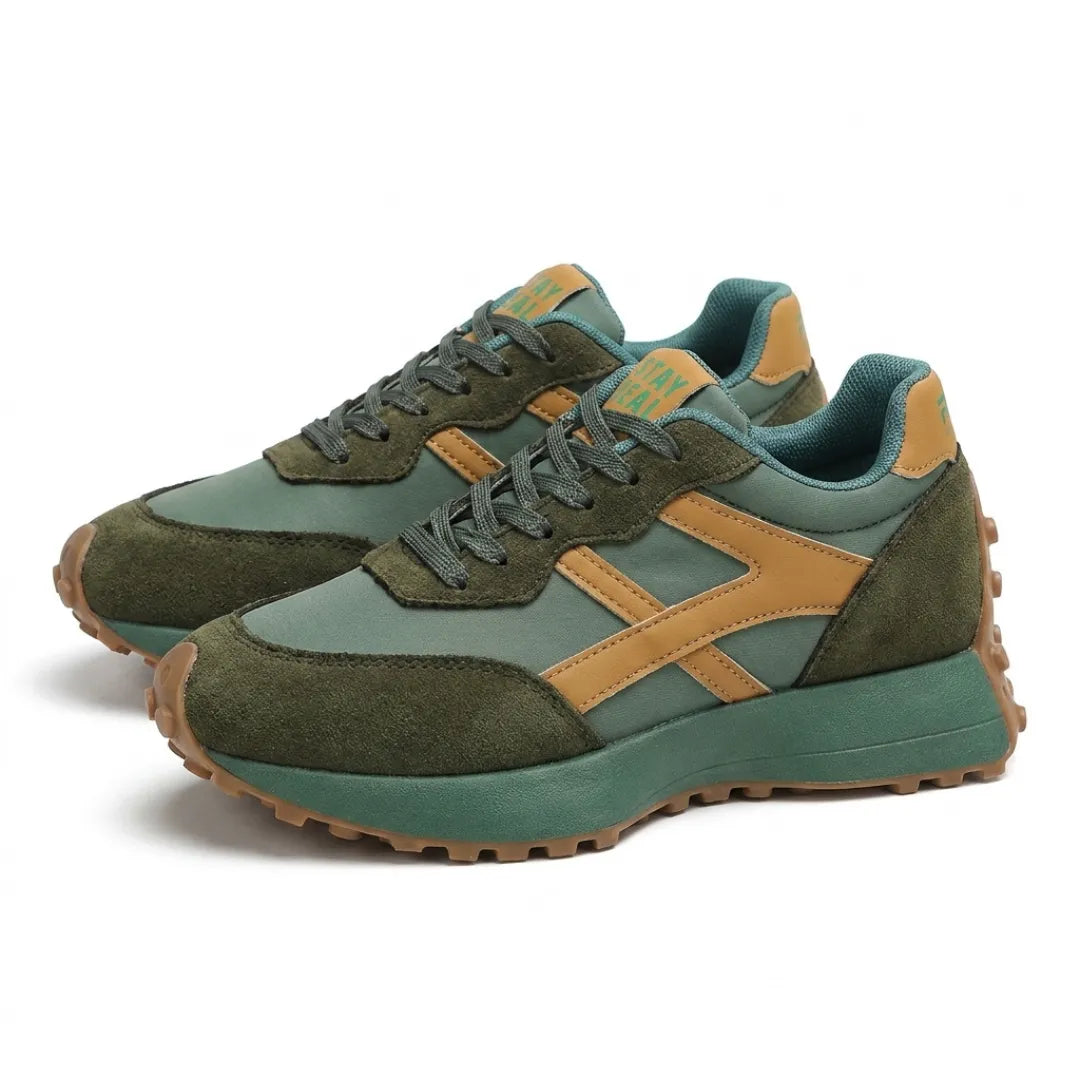 Paar groene sneakers met okergele strepen en veters, schuin vooraanzicht op witte achtergrond 13