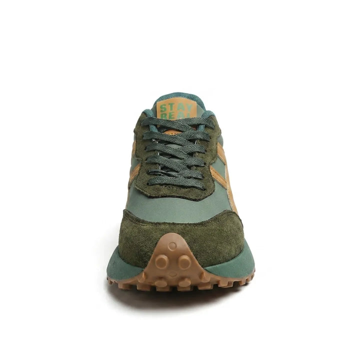Groene sneaker van voren, met veters en bruine noppen onder de neus 14