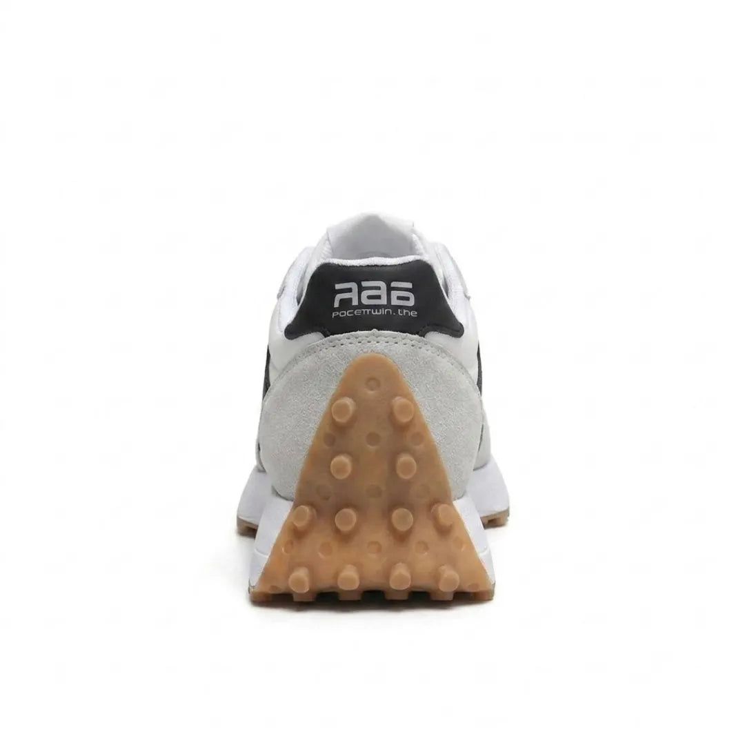 Achterkant van de sneaker met zwart hielstuk en de bruine zool met grote noppen 25