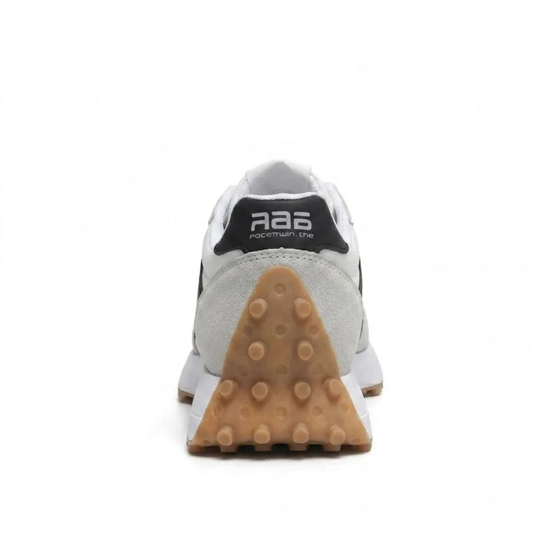 Achterkant van de sneaker met zwart hielstuk en de bruine zool met grote noppen 25