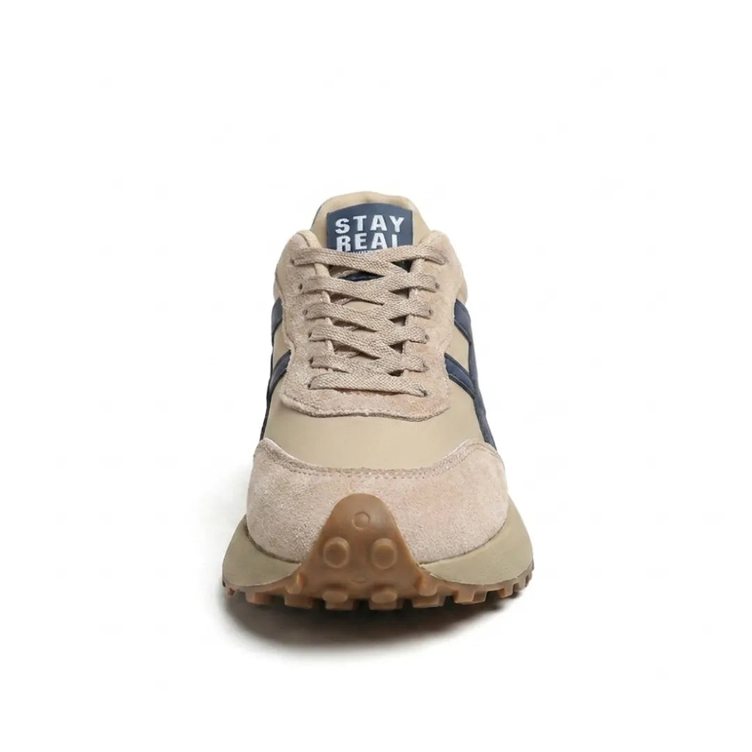 Beige sneaker met blauwe accenten van voren, met veters en noppen onder de neus 4