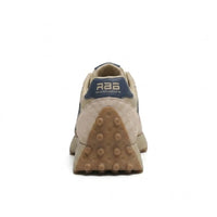 Beige sneaker van achteren, met blauwe hielstrook en driehoekige zool met noppen 5