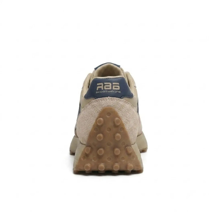 Beige sneaker van achteren, met blauwe hielstrook en driehoekige zool met noppen 5