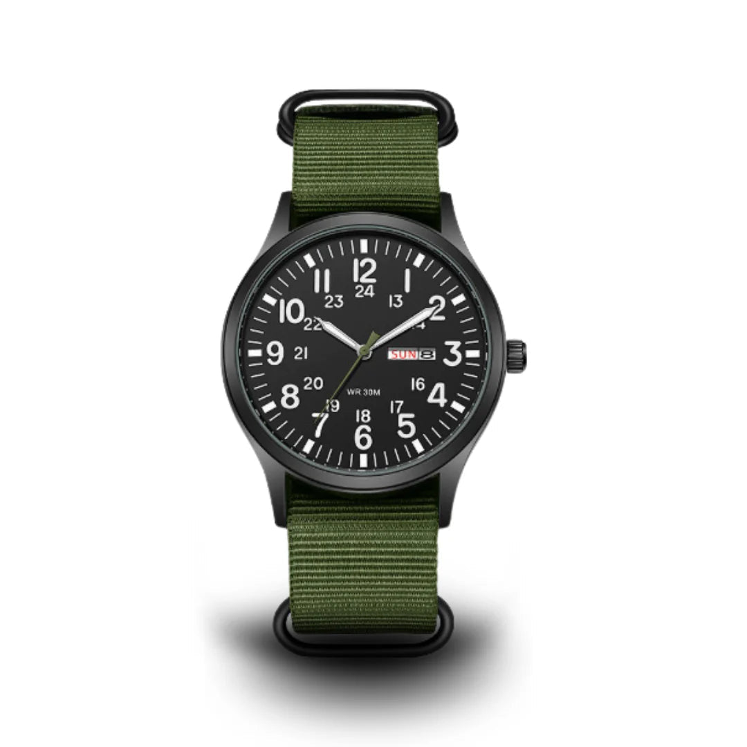 Vooraanzicht van het horloge met zwarte wijzerplaat, 24-uurs cijfers, dag-datumvenster en legergroene geweven band met zwarte ringen. 1