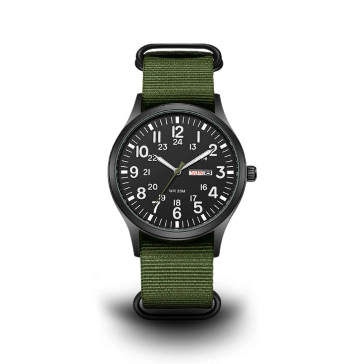 Vooraanzicht van het horloge met zwarte wijzerplaat, 24-uurs cijfers, dag-datumvenster en legergroene geweven band met zwarte ringen. 1