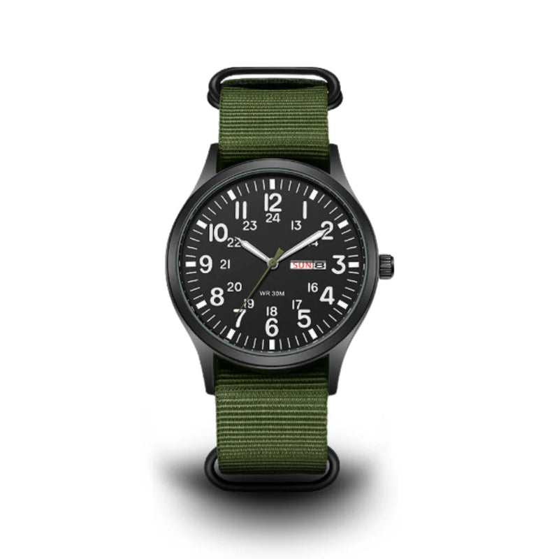 Vooraanzicht van het horloge met zwarte wijzerplaat, 24-uurs cijfers, dag-datumvenster en legergroene geweven band met zwarte ringen. 1