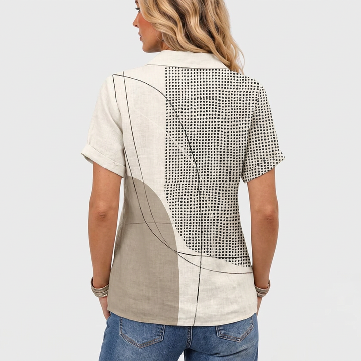 Achterkant van het overhemd op een model, met kraag, stippenpatroon en abstracte lijnen 5