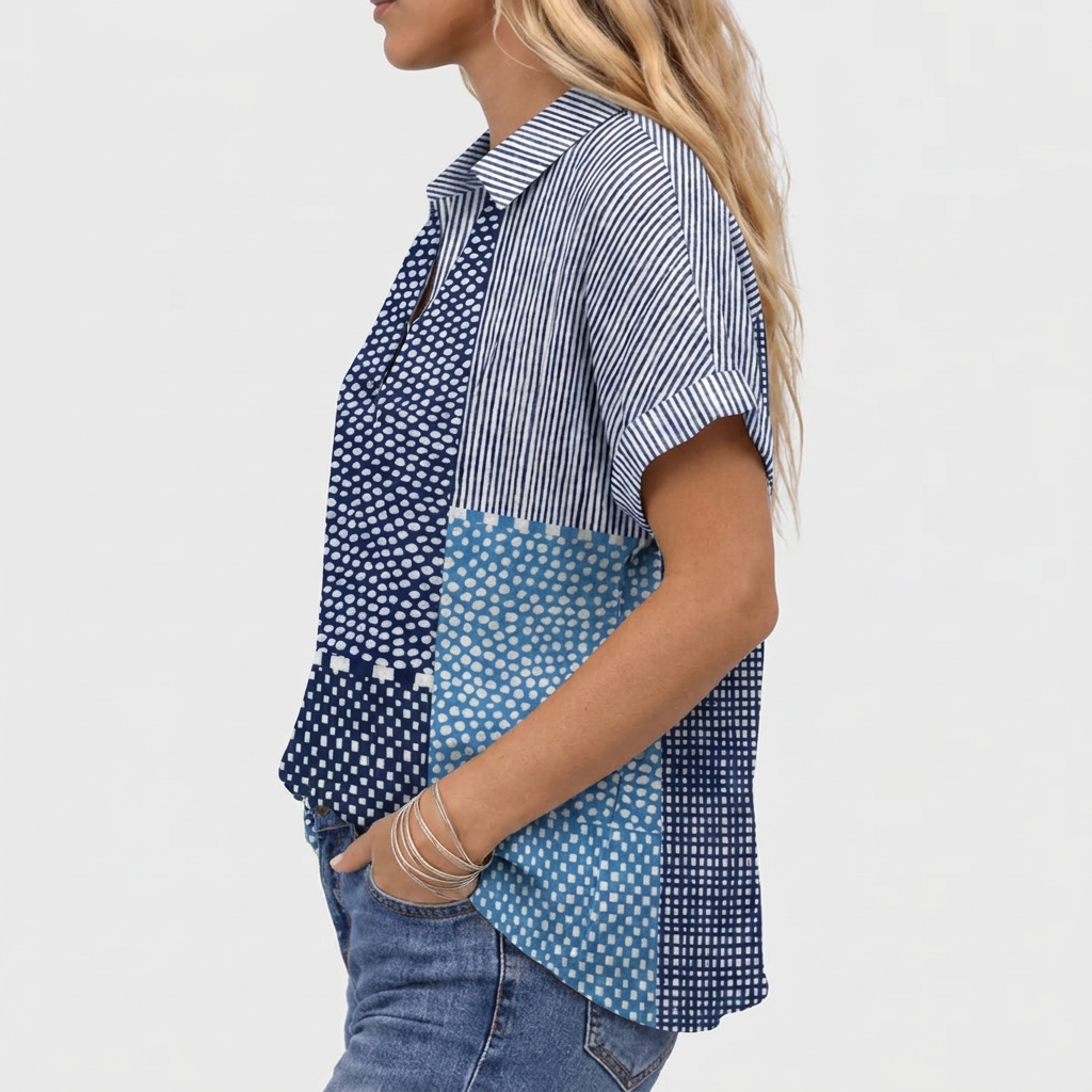 Zijaanzicht van het shirt op een model, met gestreepte mouw en blokken met stippen 3