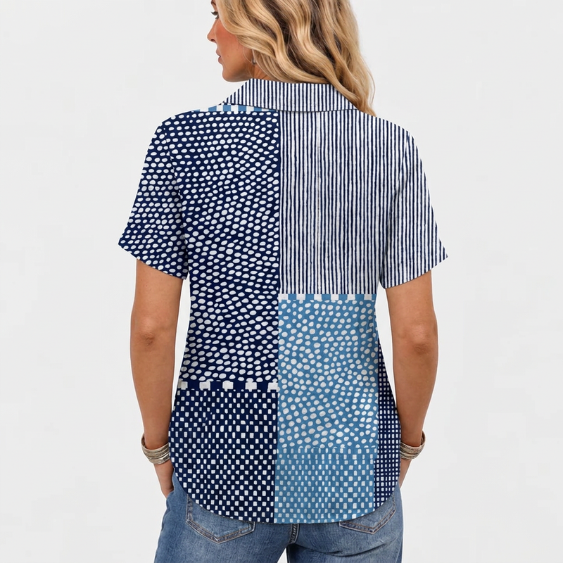 Achterkant gedragen door een model, met gestreepte kraag en patchwork van stippen, strepen en vierkantjes 4