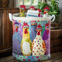 Ronde gequilte wasmand met kleurrijke patchwork-kippen en witte handgrepen, gevuld met handdoeken, naast een houten kast en een kamerplant. 1