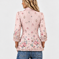 Achterkant van het roze jasje met verspreide bloemenprint, driekwartmouwen met ruches en een geruchte onderrand. 5