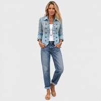 Model in volledige outfit: open jasje met ruches, wit topje, jeans met omgeslagen pijpen en sandalen 3