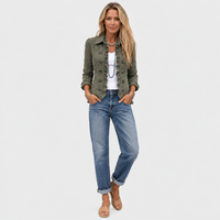 Volledige outfit: de olijfgroene jas open gedragen met wit topje, wijde spijkerbroek met omgeslagen pijpen en beige sandalen. 3