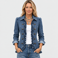 Vrouw draagt het blauwe spijkerjasje open over wit topje en jeans, met turquoise kettingen 2