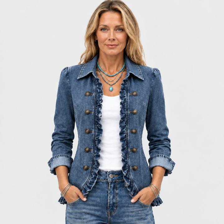 Vrouw draagt het blauwe spijkerjasje open over wit topje en jeans, met turquoise kettingen 2