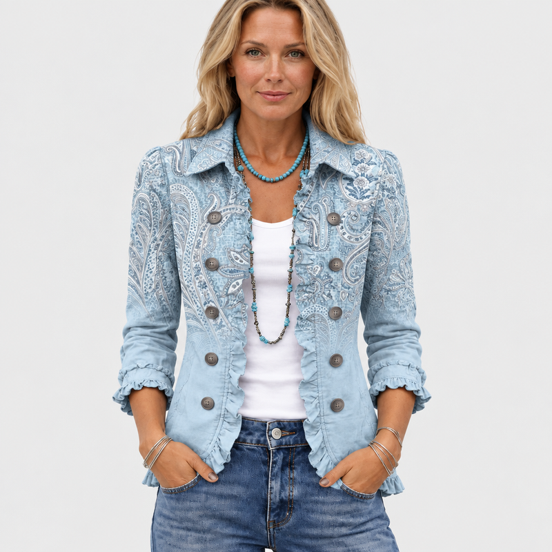 Voorkant van het blauwe paisleyjasje gedragen over wit topje en jeans, handen in de zakken 2