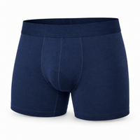 Marineblauwe boxershort van voren, los getoond, met brede tailleband, naden in de kruisvorm en iets langere pijpjes. 4