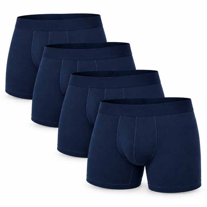 Set van vier effen marineblauwe boxershorts, schuin achter elkaar gestapeld, met brede tailleband en zichtbare stiksels. 3