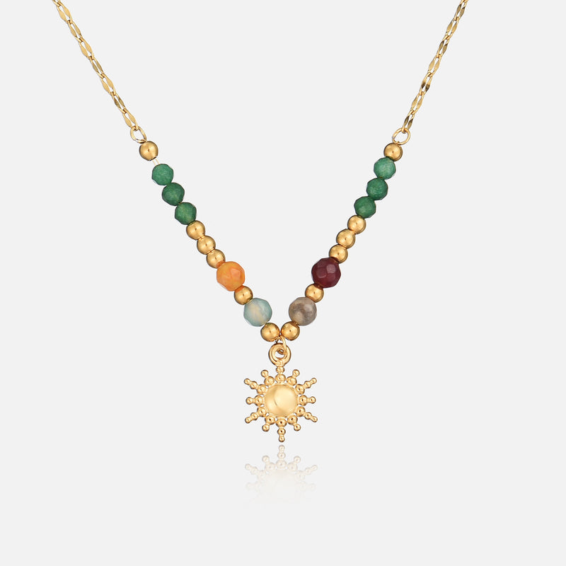 Gouden ketting met groene, oranje en rode kralen en een zonnetje als hanger, vooraanzicht 1