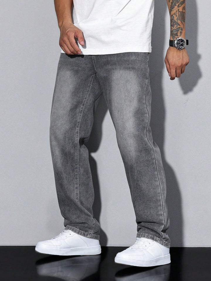 Grijze washed jeans frontaal gedragen, rechte pijpen en lichte verloopeffecten bij de knieën, met witte sneakers. 4
