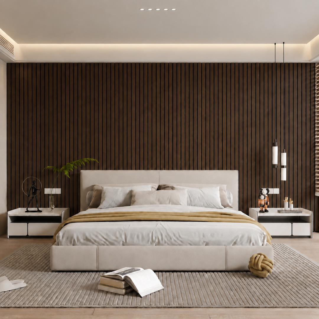 Slaapkamer met donkerbruin lattenpaneel als wand achter een bed met crème hoofdbord 29