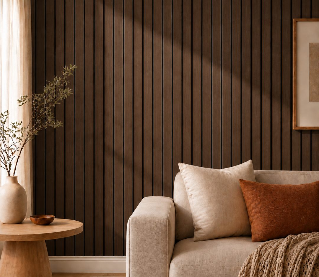 Donkerbruin lattenpaneel als achtergrond bij een beige bank met kussens en een ronde houten tafel 31