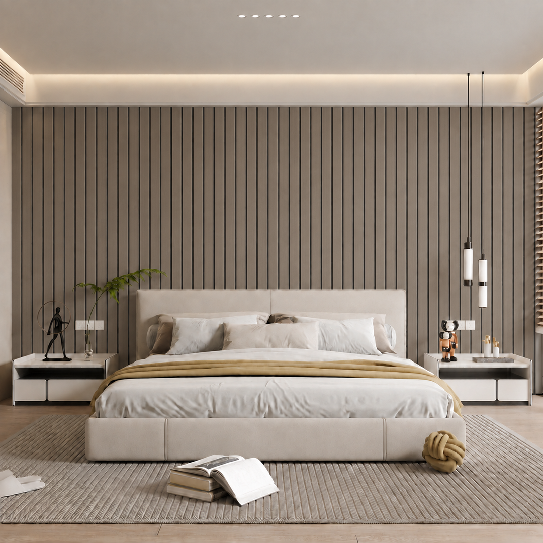 Slaapkamer met taupegrijs lattenpaneel als wand achter een bed met crème hoofdbord 24