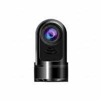 Zwarte compacte dashcam met paarsblauwe lens, vrijstaand op een witte achtergrond 1
