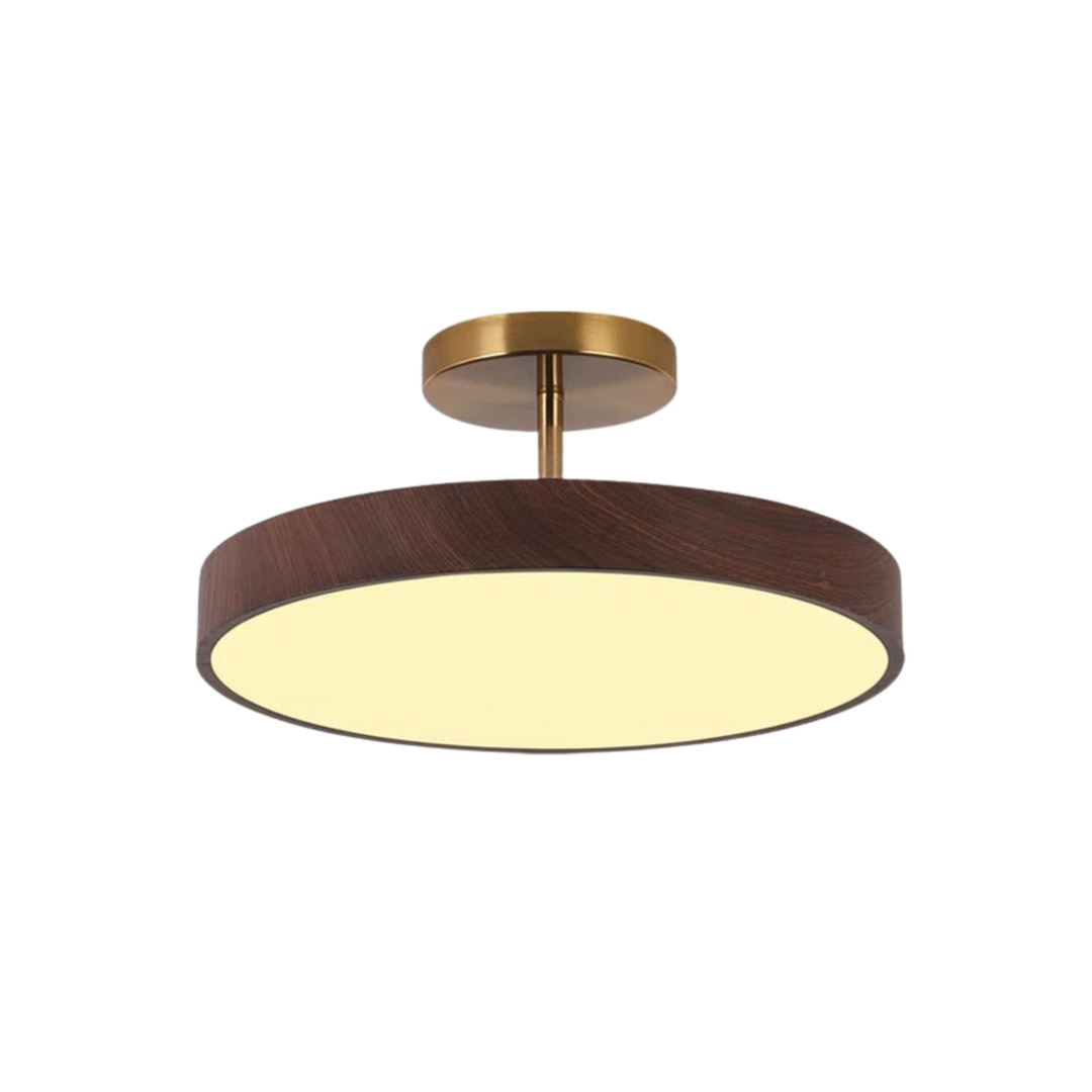 Vrijstaande productfoto van de brandende lamp met donkere houtlook rand en goudkleurige ophanging, tegen een witte achtergrond. 2