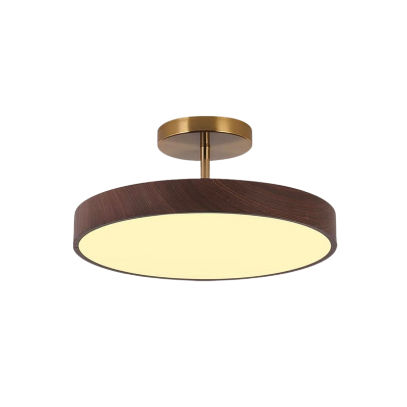 Vrijstaande productfoto van de brandende lamp met donkere houtlook rand en goudkleurige ophanging, tegen een witte achtergrond. 2