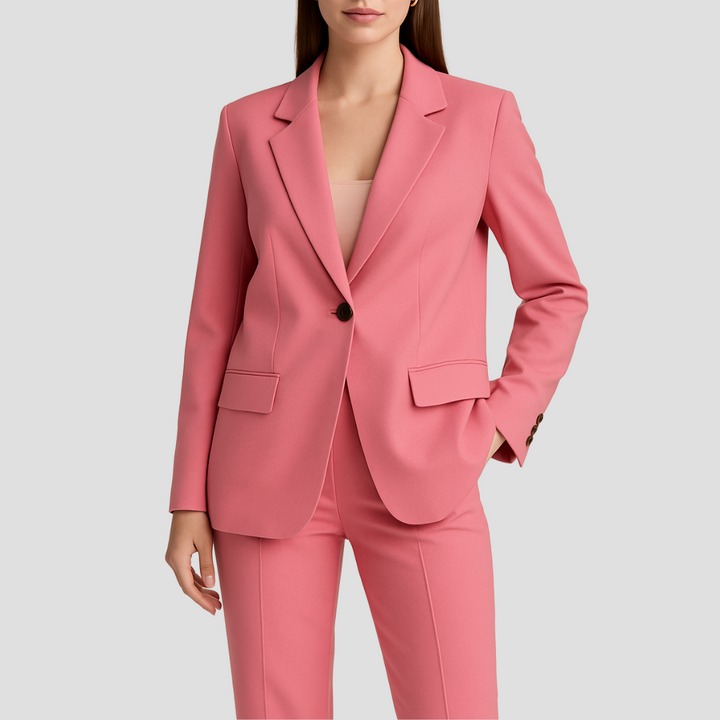 Model draagt het pak in roze, close-up van blazer met klepzakken en knopen aan de mouw 3