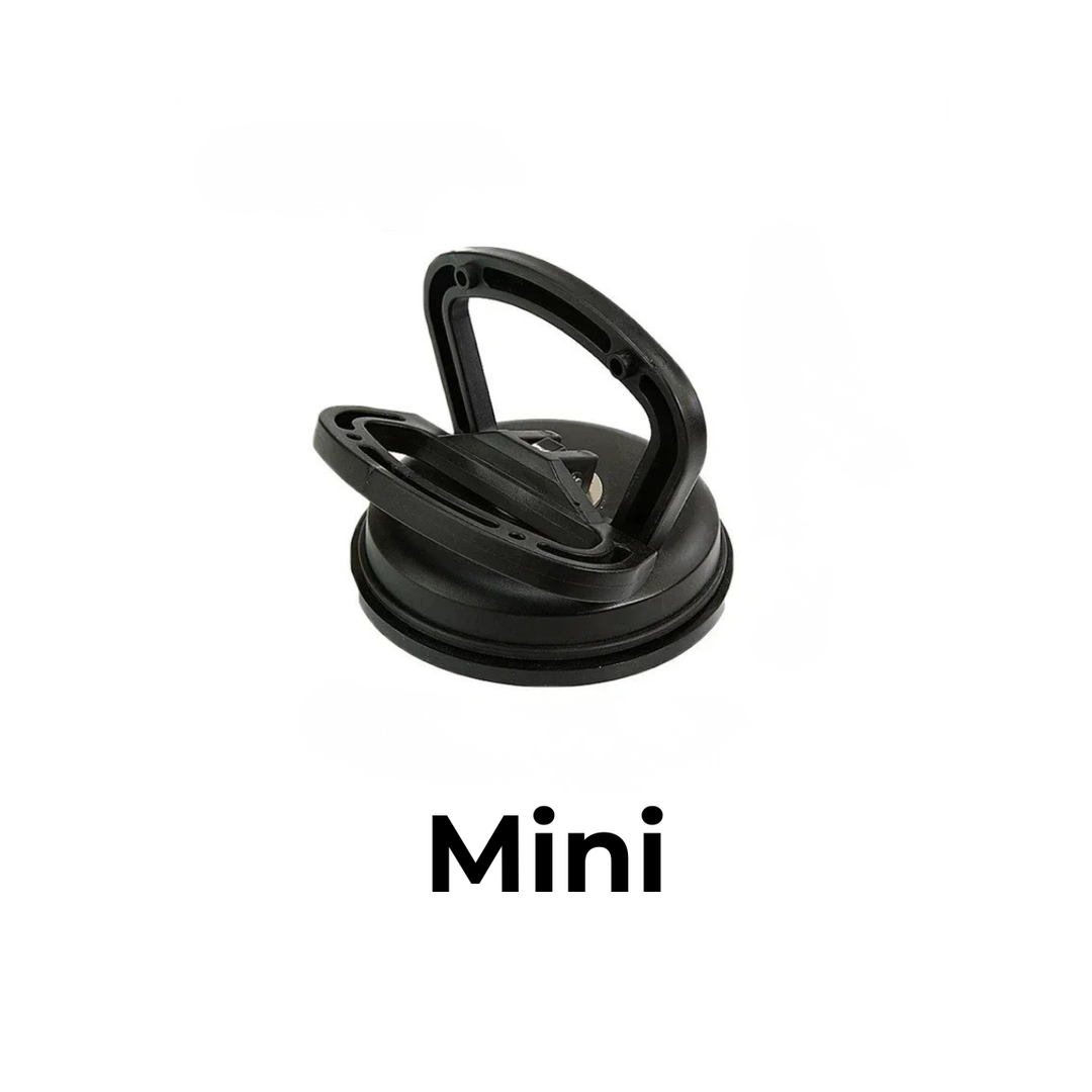 Zwarte zuignap met handgreep, het kleinere formaat Mini, vrijstaand op witte achtergrond. 9