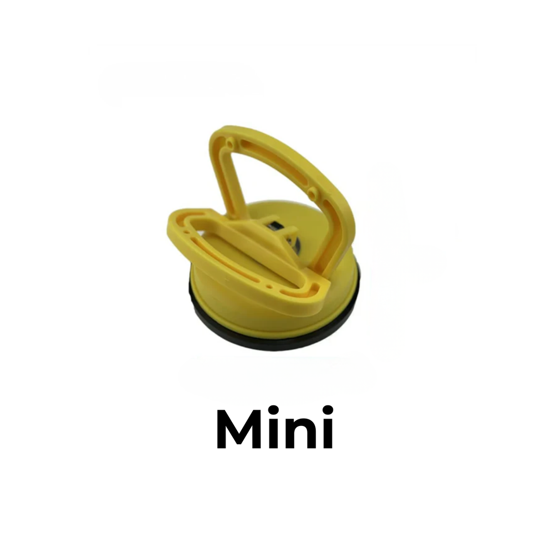 Gele zuignap met handgreep en zwarte rubberen rand, het kleinere formaat Mini, vrijstaand op witte achtergrond. 1