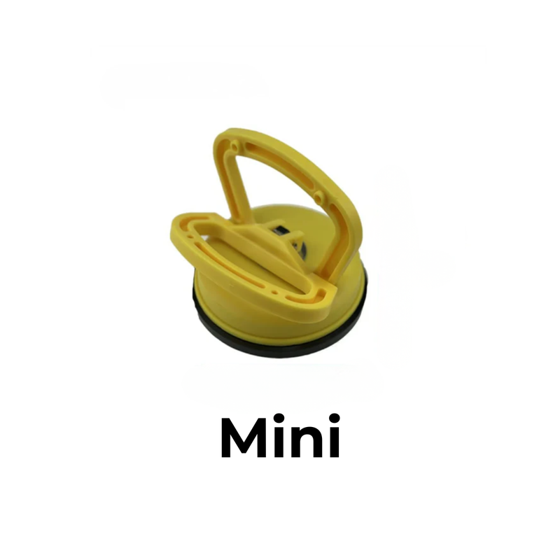 Gele zuignap met handgreep en zwarte rubberen rand, het kleinere formaat Mini, vrijstaand op witte achtergrond. 1