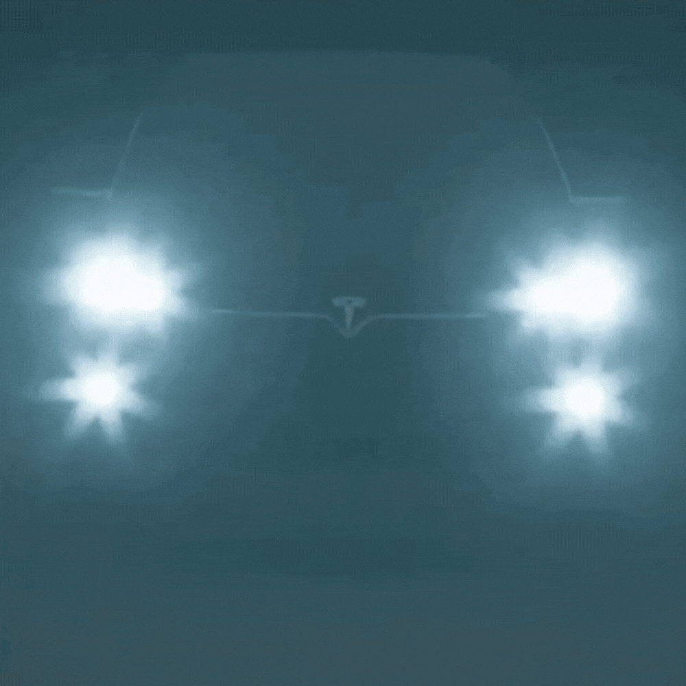 Wazige, koude weergave van een auto in mist met felle, uitstralende koplampen die sterk verblinden. 6