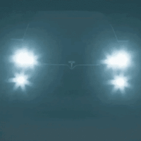 Wazige, koude weergave van een auto in mist met felle, uitstralende koplampen die sterk verblinden. 6