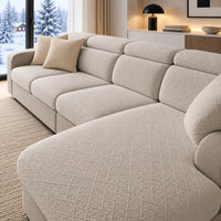 Beige grijze hoezen op een hoekbank met chaise longue en twee crème kussens, met sneeuwlandschap buiten 19
